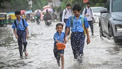 At around 9:15am, the IMD issued a red alert for the south-eastern region of the city. (HT photo)