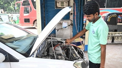 ভারতের কাছ থেকেই পাইপলাইনে আরও বেশি ডিজেল সরবরাহ চেয়েছে বাংলাদেশের সরকার। (AFP) ভারতের কাছ থেকেই পাইপলাইনে আরও বেশি ডিজেল সরবরাহ চেয়েছে বাংলাদেশের সরকার। (AFP)