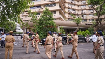 মহারাষ্ট্রের রাজধানী মুম্বইয়ের মেয়র ঋতু তাওয়াড়ের সরকারি ই-মেলে একটি হুমকিমূলক বার্তা পাঠানো হয়েছে। (PTI) মহারাষ্ট্রের রাজধানী মুম্বইয়ের মেয়র ঋতু তাওয়াড়ের সরকারি ই-মেলে একটি হুমকিমূলক বার্তা পাঠানো হয়েছে। (PTI)