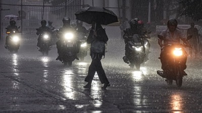 গাঙ্গেয় পশ্চিমবঙ্গে নিম্নচাপ তৈরি হচ্ছে। তার জেরে ভারী বৃষ্টি হবে। (ছবি সৌজন্যে পিটিআই) গাঙ্গেয় পশ্চিমবঙ্গে নিম্নচাপ তৈরি হচ্ছে। তার জেরে ভারী বৃষ্টি হবে। (ছবি সৌজন্যে পিটিআই)