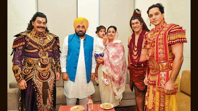 Punjab chief minister Bhagwant Mann and his wife Dr Gurpreet Kaur with actors Ashutosh Rana, Tarun Khanna and Karan Sharma, who play Ravana, Lord Shiva and Lord Surya, respectively. (HT) Punjab chief minister Bhagwant Mann and his wife Dr Gurpreet Kaur with actors Ashutosh Rana, Tarun Khanna and Karan Sharma, who play Ravana, Lord Shiva and Lord Surya, respectively. (HT)