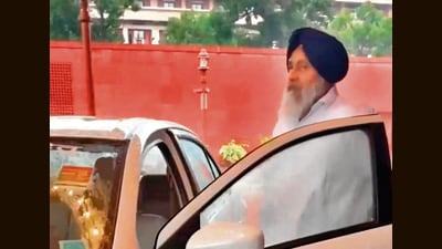 SAD president Sukhbir Singh Badal was seen leaving the Prime Minister’s office and boarding a vehicle meant for MPs. (X) SAD president Sukhbir Singh Badal was seen leaving the Prime Minister’s office and boarding a vehicle meant for MPs. (X)