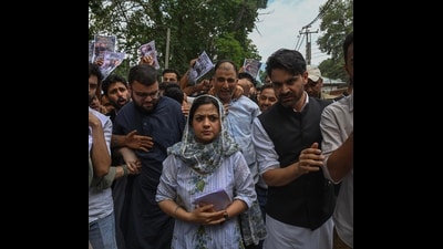 The FIR read that PDP workers, led by Mehbooba Mufti and Iltija Mufti, turned “aggressive” and attacked the police party. (Waseem Andrabi/HT) The FIR read that PDP workers, led by Mehbooba Mufti and Iltija Mufti, turned “aggressive” and attacked the police party. (Waseem Andrabi/HT)