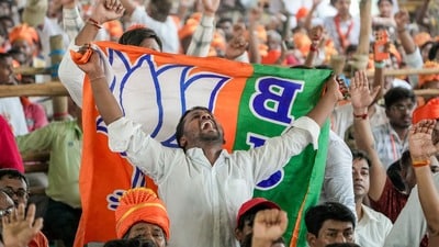 সম্প্রতি দলের একাংশের বিরুদ্ধে তোলাবাজির অভিযোগ সামনে আসায় এবার কঠোর অবস্থান নিল বিজেপির কেন্দ্রীয় নেতৃত্ব। সম্প্রতি দলের একাংশের বিরুদ্ধে তোলাবাজির অভিযোগ সামনে আসায় এবার কঠোর অবস্থান নিল বিজেপির কেন্দ্রীয় নেতৃত্ব।