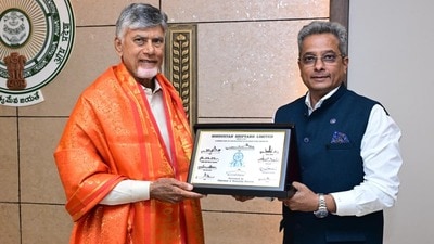 సీఎం చంద్రబాబుతో హెచ్ఎస్ఎల్ సీఎండీ చంద్రశేఖరన్ రఘురాం సీఎం చంద్రబాబుతో హెచ్ఎస్ఎల్ సీఎండీ చంద్రశేఖరన్ రఘురాం