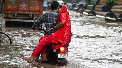 গত কয়েকদিন ধরেই টানা বৃষ্টিতে কার্যত নাজেহাল দক্ষিণবঙ্গ। গত কয়েকদিন ধরেই টানা বৃষ্টিতে কার্যত নাজেহাল দক্ষিণবঙ্গ।