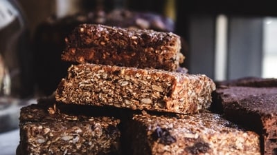Dr Sethi's high-fibre snack bar contains oats, peanut butter, and blueberries. Dr Sethi's high-fibre snack bar contains oats, peanut butter, and blueberries.