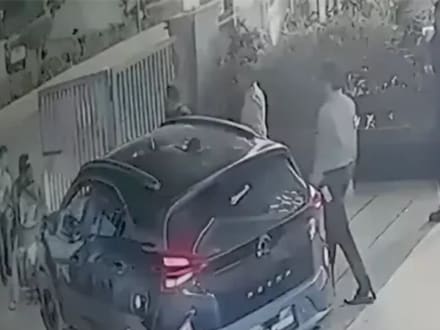 రాజమండ్రిలో యువతిపై కారు ఎక్కించిన యువకులు