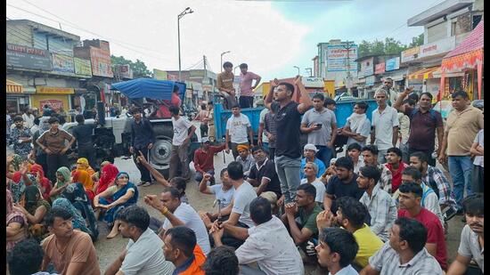 According to police, at least 80 to 90 people sat on the road after blocking it with tractors, disrupting traffic flow from 10am to 3pm. (HT)