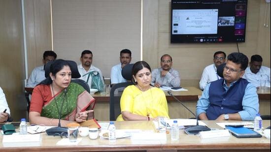 Minister of state Madhuri Misal on Friday directed PMC officials to expedite work on key infrastructure projects and address issues related to traffic congestion, potholes, encroachments and road restoration. (HT)