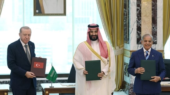 Turkish President Tayyip Erdogan, Saudi Crown Prince Mohammed bin Salman and Pakistan's Prime Minister Shehbaz Sharif pose after signing a joint defense agreement in Mecca, Saudi Arabia. 