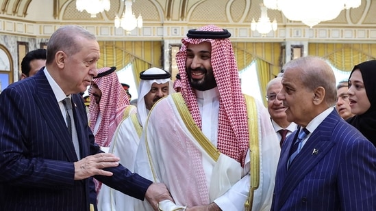 Turkey's President Recep Tayyip Erdogan (L), Saudi Arabia's Crown Prince Mohammed bin Salman (C) and Pakistan's Prime Minister Shehbaz Sharif meeting in Mecca. (AFP)