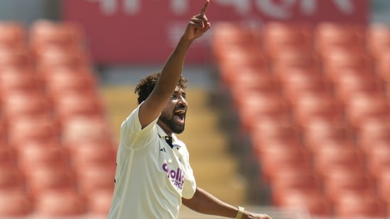 IND vs SLC XI LIVE Score, Three-Day Warm-Up Match: India to bowl first. IND vs SLC XI LIVE Score, Three-Day Warm-Up Match: India to bowl first.