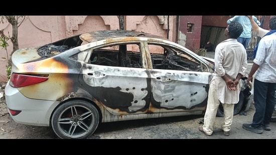 The charred vehicle after it was set on fire by unidentified miscreants in Bhai Himmat Singh Nagar, Dugri, Ludhiana on Friday. (HT Photo)