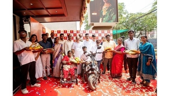 Hon'ble Speaker Thiru. J.C.D. Prabhakar (Speaker, Tamil Nadu Legislative Assembly), Thiru V.M.S. Mustafa (MLA, Madurai Central Constituency), Thiru Sivadasan TK (Chairman, Regal Jewellers), Mr. Vibin Shivdas (Managing Director & CEO, Regal Jewellers) and Mr. Gopal M.K. (COO, Regal Jewellers) with the beneficiary couples of Regal Sumangali Nermai Vizha during the presentation of Regal Jewellers' Commitment Certificates.
