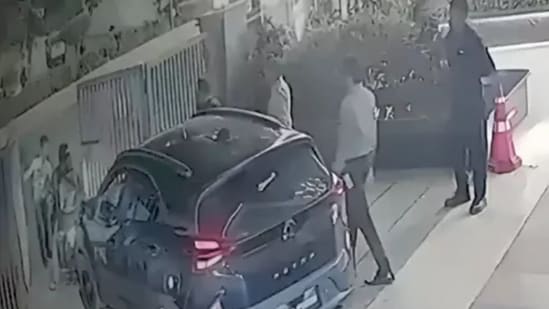 రాజమండ్రిలో యువతిపై కారు ఎక్కించిన యువకులు