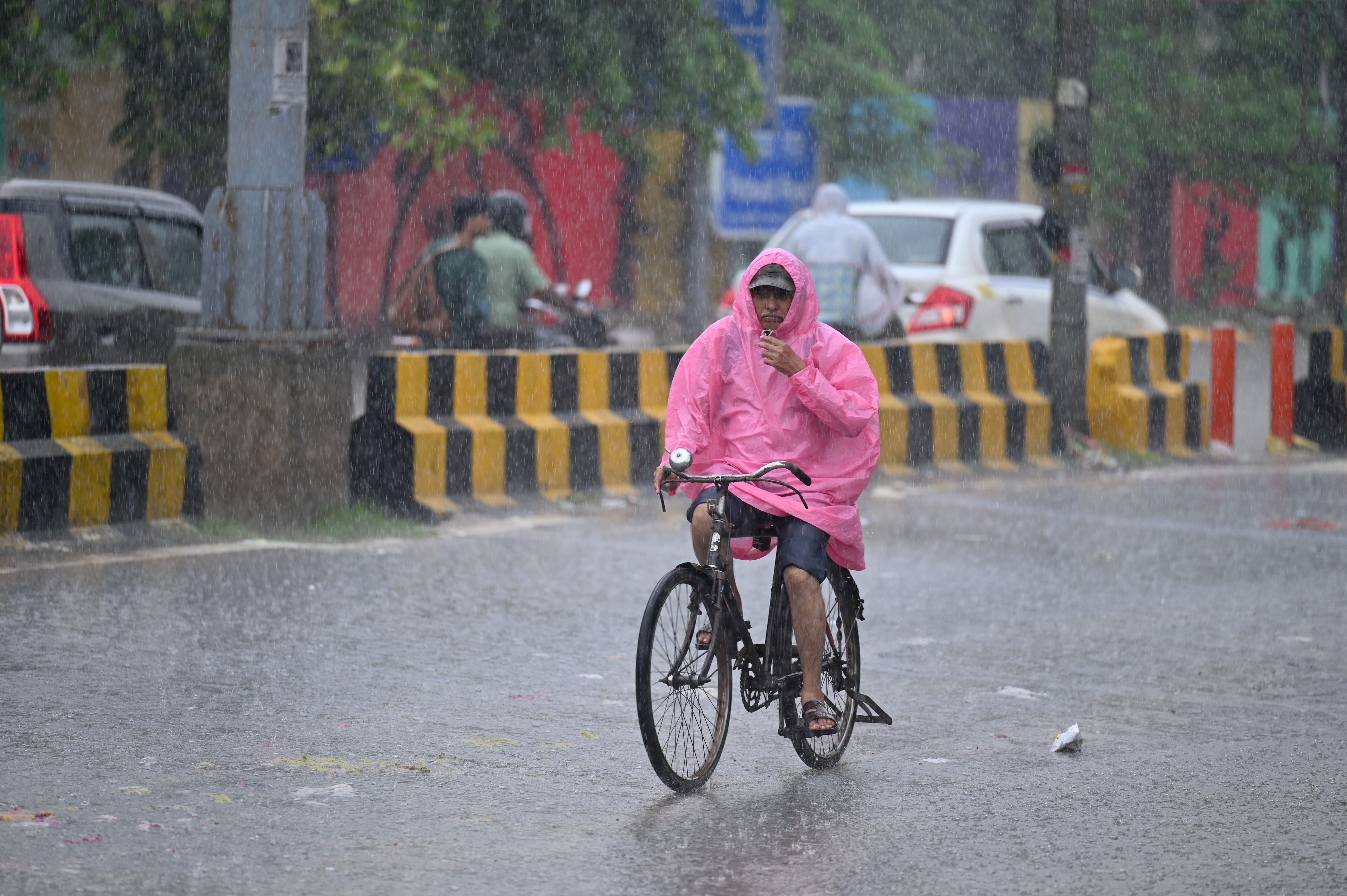 People make their way through heavy monsoon rain on Kadipur Road near Shri Shri 1008 Baba Ratan Das Prachin Mandir in Gurugram. (Photo by Parveen Kumar/Hindustan Times) People make their way through heavy monsoon rain on Kadipur Road near Shri Shri 1008 Baba Ratan Das Prachin Mandir in Gurugram. (Photo by Parveen Kumar/Hindustan Times)