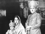Shaukat Ali persuaded Abdulmejid to bestow it upon the eldest male child born of the union of Azam Jah and Durrushehvar, that is to say, his grandson