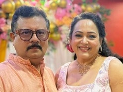 ৩০ তম বিবাহবার্ষিকীতে আবেগতাড়িত অপরাজিতা