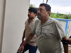 সনৎ দে-র বিরুদ্ধে ২০২১ সালের বিধানসভা নির্বাচনের পরবর্তী হিংসা এবং মারধরের একাধিক অভিযোগ রয়েছে।
