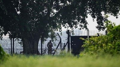 ভারত-বাংলাদেশ সীমান্তে গরু পাচার রুখতে স্থানীয় বাসিন্দাদের সঙ্গে বৈঠক করল সীমান্তরক্ষী বাহিনী বিএসএফ। (AFP) ভারত-বাংলাদেশ সীমান্তে গরু পাচার রুখতে স্থানীয় বাসিন্দাদের সঙ্গে বৈঠক করল সীমান্তরক্ষী বাহিনী বিএসএফ। (AFP)