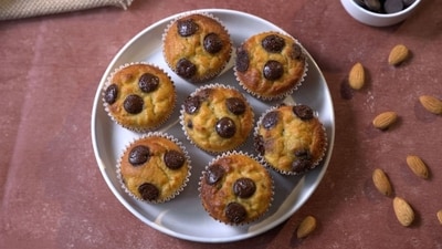 Sanjeev Kapoor's banana and chocolate chip muffins recipe takes approximately half an hour to make. (sanjeevkapoor.com) Sanjeev Kapoor's banana and chocolate chip muffins recipe takes approximately half an hour to make. (sanjeevkapoor.com)