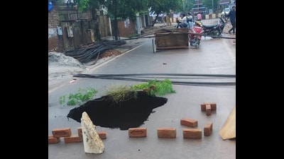 Caved in road at Karamyogi Enclave in Agra on Friday. (HT PHOTO) Caved in road at Karamyogi Enclave in Agra on Friday. (HT PHOTO)