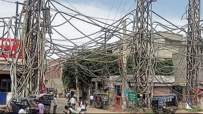 Dangerously hanging overhead electric wires in Ludhiana on Saturday. (HT PHOTO) Dangerously hanging overhead electric wires in Ludhiana on Saturday. (HT PHOTO)