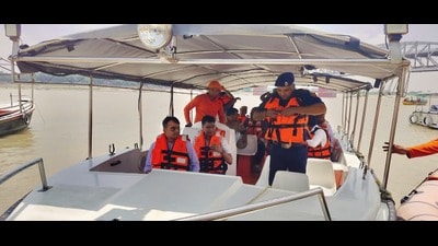 District magistrate Satyendra Kumar conducting inspection by boat (HT Photo) District magistrate Satyendra Kumar conducting inspection by boat (HT Photo)