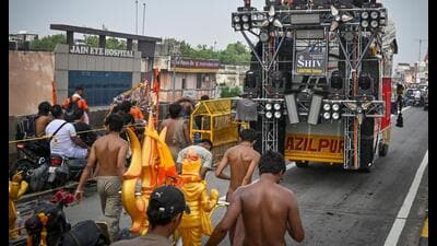Kanwariyas seen travelling with large sound systems mounted on vehicles near Shahdra in New Delhi on Saturday. (Sanchit Khanna/HT) Kanwariyas seen travelling with large sound systems mounted on vehicles near Shahdra in New Delhi on Saturday. (Sanchit Khanna/HT)
