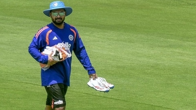 Rishabh Pant reached out to Uttarakhand Chief Minister Pushkar Singh Dhami (HT_PRINT) Rishabh Pant reached out to Uttarakhand Chief Minister Pushkar Singh Dhami (HT_PRINT)