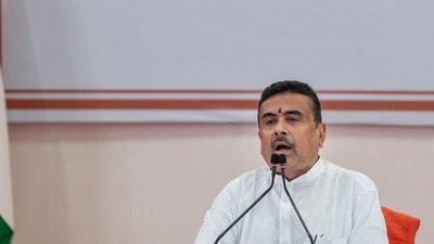 মোদীর সঙ্গে বৈঠকের পরের দিনই আবু তাহের ও খলিলুর রহমানের নবান্নে পৌঁছে যাওয়া নতুন প্রশ্ন তৈরি করেছে। (PTI) মোদীর সঙ্গে বৈঠকের পরের দিনই আবু তাহের ও খলিলুর রহমানের নবান্নে পৌঁছে যাওয়া নতুন প্রশ্ন তৈরি করেছে। (PTI)