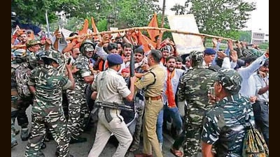 Police stop ABVP activists marching towards the CM house in Ranchi on Saturday (HT photo)