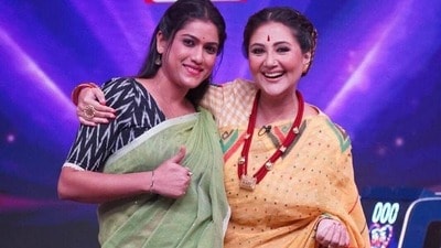 কাকে চেনালেন স্বস্তিকা?