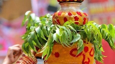 తెలంగాణ బోనాలు: అనాదిగా వస్తున్న ఈ పవిత్ర సంప్రదాయం వెనుక అసలు రహస్యం ఏంటి? (pinterest) తెలంగాణ బోనాలు: అనాదిగా వస్తున్న ఈ పవిత్ర సంప్రదాయం వెనుక అసలు రహస్యం ఏంటి? (pinterest)