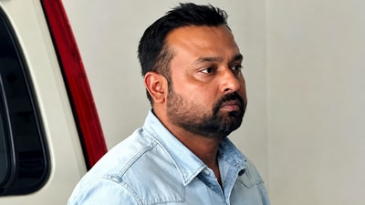 শনিবার সকাল ৯টা ৫৪ মিনিট নাগাদ ভবানী ভবনে পৌঁছন সুমিত রায়। শনিবার সকাল ৯টা ৫৪ মিনিট নাগাদ ভবানী ভবনে পৌঁছন সুমিত রায়।