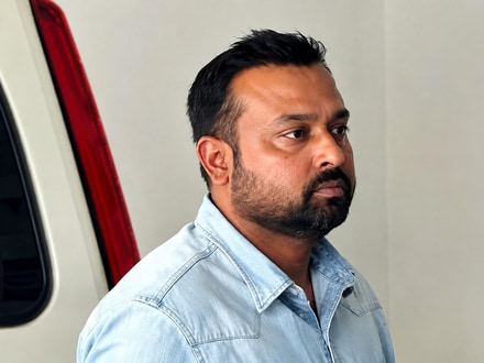 শনিবার সকাল ৯টা ৫৪ মিনিট নাগাদ ভবানী ভবনে পৌঁছন সুমিত রায়। 