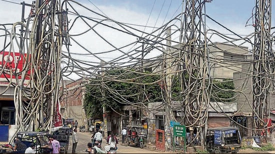 Dangerously hanging overhead electric wires in Ludhiana on Saturday. (HT PHOTO)