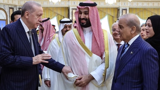 Turkey's President Recep Tayyip Erdogan (left), Saudi Arabia Crown Prince Mohammed bin Salman and Pakistan Prime Minister Shehbaz Sharif meeting in Mecca.