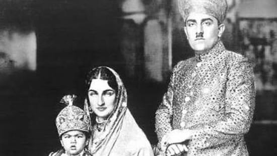 Shaukat Ali persuaded Abdulmejid to bestow it upon the eldest male child born of the union of Azam Jah and Durrushehvar, that is to say, his grandson(Wikipedia)
