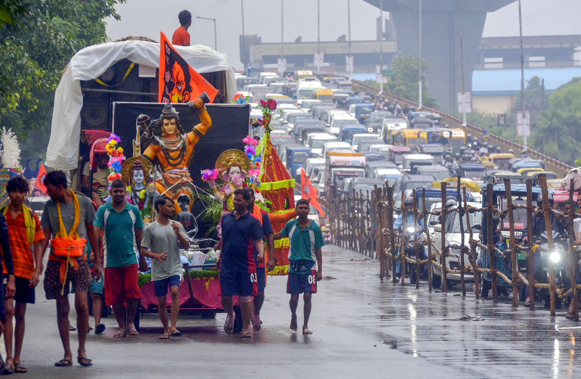Heavy traffic congestion on GT Road near Sai Upvan as Kanwariyas carrying holy Ganga water from Haridwar take an alternate route towards their destinations. (HT Photos )