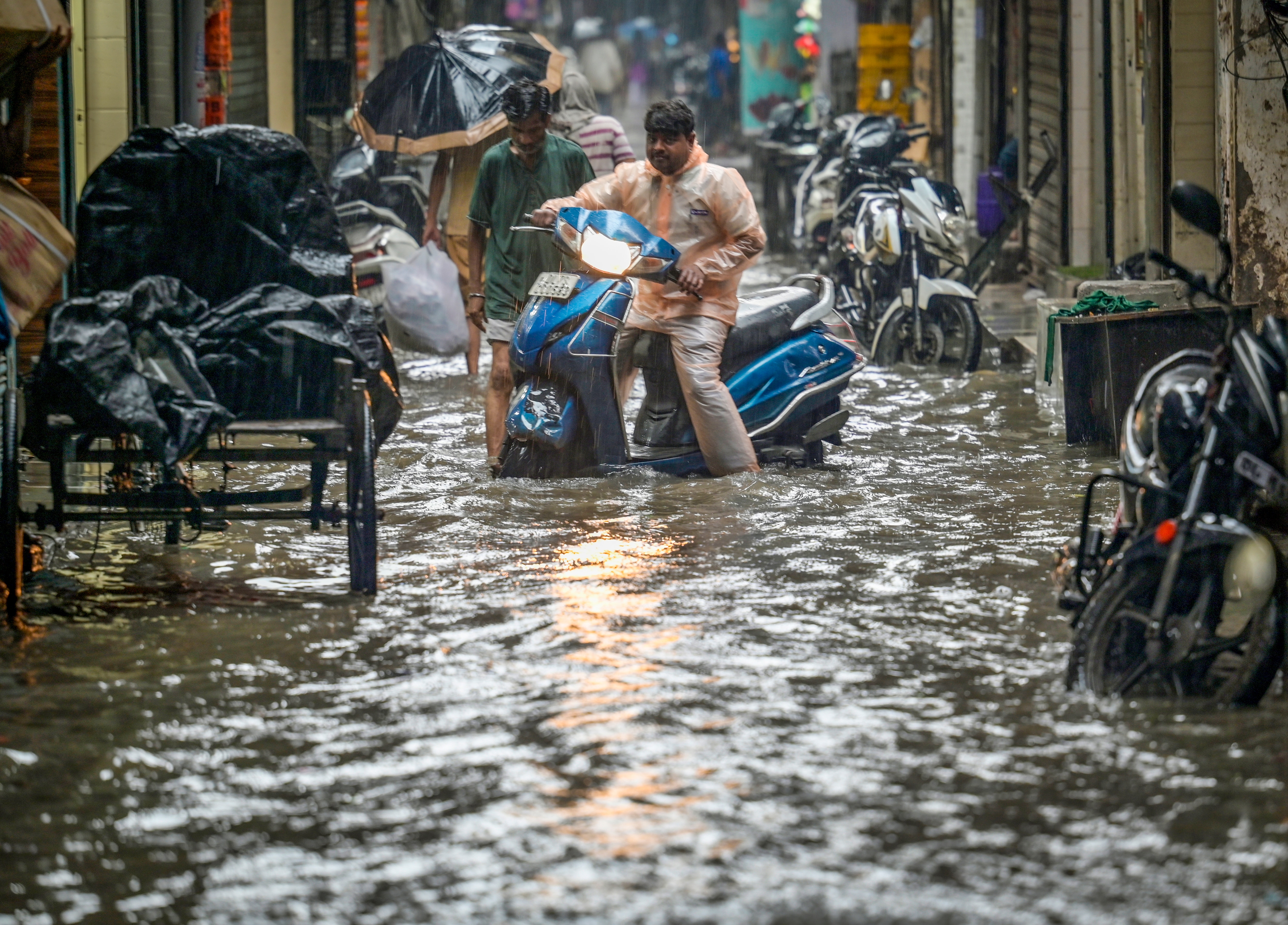A waterlogged stretch at Azad Market on Friday. (RAJ K RAJ/HT) A waterlogged stretch at Azad Market on Friday. (RAJ K RAJ/HT)