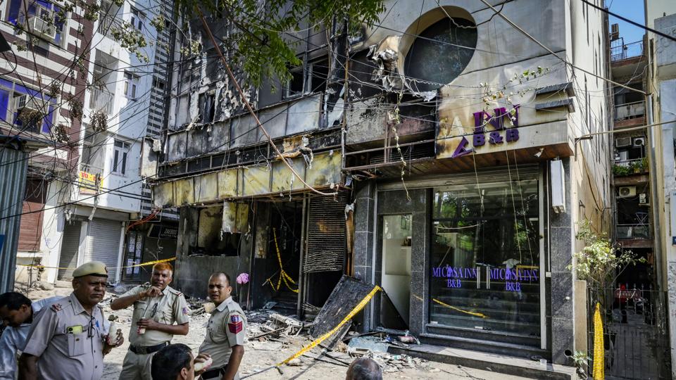 Delhi Police keep a vigil at the spot after a fire at the Flourish Stay B&B killed at least 21 people, including 12 foreigners, at Hauz Rani area of Malviya Nagar in New Delhi. (HT Photo) Delhi Police keep a vigil at the spot after a fire at the Flourish Stay B&B killed at least 21 people, including 12 foreigners, at Hauz Rani area of Malviya Nagar in New Delhi. (HT Photo)