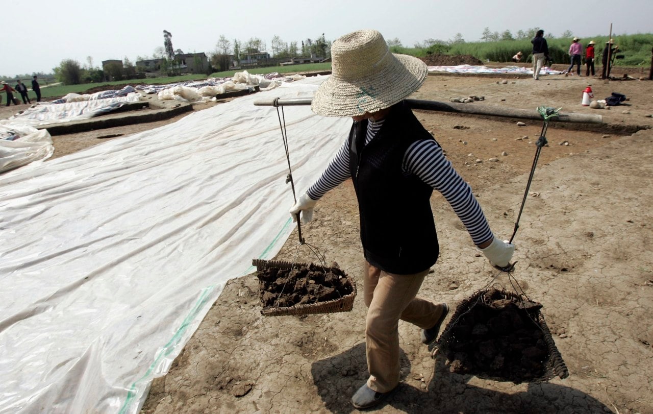Archaeological work under way at the Sanxingdui site in 2005. Archaeological work under way at the Sanxingdui site in 2005.