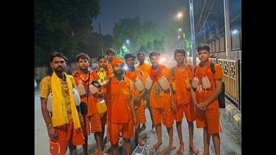 A few among the group of 50 Gen Z Kanwariyas currently making their way from Varanasi to a Lord Shiva temple in Jaunpur. (HT) A few among the group of 50 Gen Z Kanwariyas currently making their way from Varanasi to a Lord Shiva temple in Jaunpur. (HT)