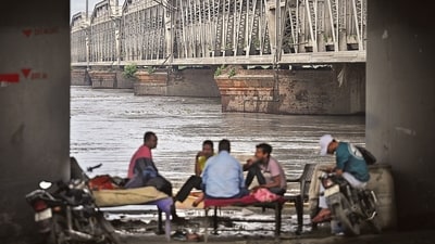 At the Yamuna’s monitoring point at Delhi’s Old Railway Bridge, the water level reached 204.06 metres at 8pm, just 44cm below the warning mark of 204.50 metres. Meanwhile, the Hindon crossed its warning level of 195.76 metres at 8pm at the river’s Noida base station. (HT Photo/Sanchit Khanna) At the Yamuna’s monitoring point at Delhi’s Old Railway Bridge, the water level reached 204.06 metres at 8pm, just 44cm below the warning mark of 204.50 metres. Meanwhile, the Hindon crossed its warning level of 195.76 metres at 8pm at the river’s Noida base station. (HT Photo/Sanchit Khanna)