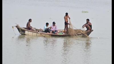 Fishermen near Nagvasuki temple in Daraganj where water of Ganga had reached on Sunday. (Anil Kumar Maurya/HT)