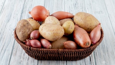 We’ve all done it. But storing onions and potatoes together makes both spoil faster. Keep them separate to avoid waste. (Freepik) We’ve all done it. But storing onions and potatoes together makes both spoil faster. Keep them separate to avoid waste. (Freepik)