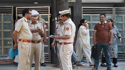Four armed robbers allegedly held an elderly Delhi couple hostage before fleeing with gold, silver jewellery, image for representation (Sanjeev Verma/Hindustan Times) Four armed robbers allegedly held an elderly Delhi couple hostage before fleeing with gold, silver jewellery, image for representation (Sanjeev Verma/Hindustan Times)