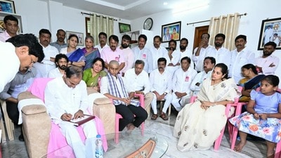 <p>నర్సంపేట మాజీ ఎమ్మెల్యే, బీఆర్ఎస్ కీలక నేత దివంగత పెద్ది సుదర్శన్ రెడ్డి కుటుంబ సభ్యులను బీఆర్ఎస్ అధినేత కేసీఆర్ ఆదివారం పరామర్శించారు. వరంగల్ జిల్లా నల్లబెల్లిలోని వారి నివాసానికి స్వయంగా చేరుకున్న ఆయన, పెద్ది సుదర్శన్ రెడ్డి చిత్రపటానికి పూలమాల వేసి నివాళులర్పించారు.</p><p> </p> <p>నర్సంపేట మాజీ ఎమ్మెల్యే, బీఆర్ఎస్ కీలక నేత దివంగత పెద్ది సుదర్శన్ రెడ్డి కుటుంబ సభ్యులను బీఆర్ఎస్ అధినేత కేసీఆర్ ఆదివారం పరామర్శించారు. వరంగల్ జిల్లా నల్లబెల్లిలోని వారి నివాసానికి స్వయంగా చేరుకున్న ఆయన, పెద్ది సుదర్శన్ రెడ్డి చిత్రపటానికి పూలమాల వేసి నివాళులర్పించారు.</p><p> </p>